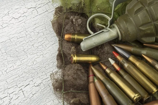 Différents types de munitions sur fond de camouflage. Je me prépare pour la guerre. Possession d'armes . — Photo