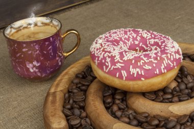 Taze kahve ve çörek. Tatlı sıcak kahve için davranır. Geleneksel tatlı, doldurulmuş donut.