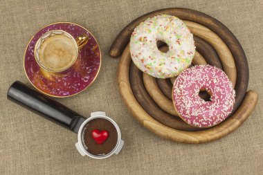 Tatlı kahvaltı. Taze kahve ve çörek. Tatlı sıcak kahve için davranır. Geleneksel tatlı, doldurulmuş donut.