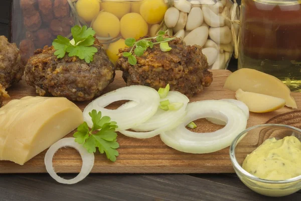 Carne e formaggio tritati e fritti. Compiti per la festa. Burger con carne macinata e formaggio . — Foto Stock