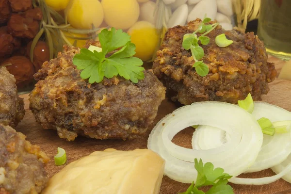 Carne e formaggio tritati e fritti. Compiti per la festa. Burger con carne macinata e formaggio . — Foto Stock