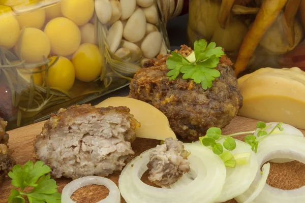 Carne picada, frita e queijo. Tarefa de casa para a festa. Hambúrguer com carne picada e queijo . — Fotografia de Stock