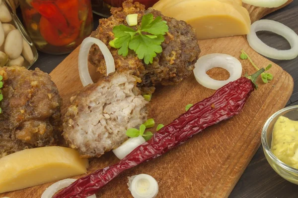 Carne e formaggio tritati e fritti. Compiti per la festa. Burger con carne macinata e formaggio . — Foto Stock