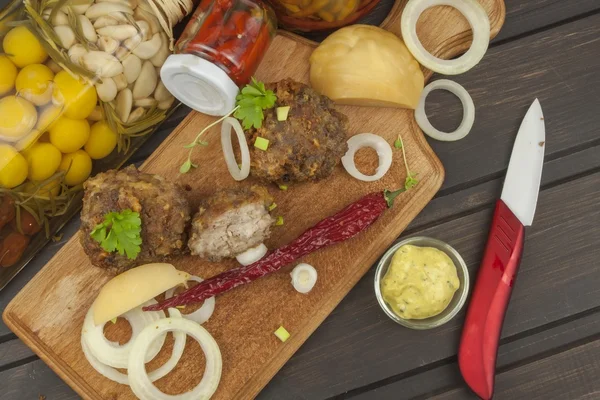 Carne picada, frita e queijo. Tarefa de casa para a festa. Hambúrguer com carne picada e queijo . — Fotografia de Stock