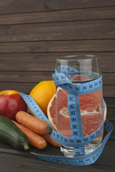 Dieet aanhankelijkheid aan het dieet programma. Verse voeding voedsel voor atleten. Fruit op een houten tafel. Evenwichtige voeding. — Stockfoto