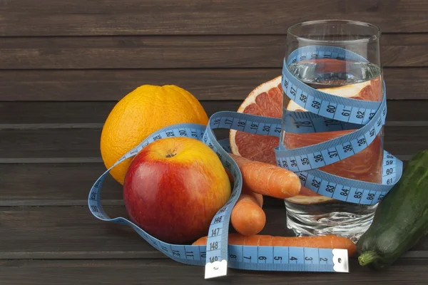 다이어트 프로그램의 규정식 준수 선수에 대 한 신선한 식이 음식. 나무 테이블에 과일입니다. 균형 잡힌 식단. — 스톡 사진