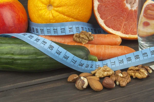 Adesão dietética ao programa de dieta. Alimentos dietéticos frescos para atletas. Fruta em uma mesa de madeira.Dieta equilibrada . — Fotografia de Stock