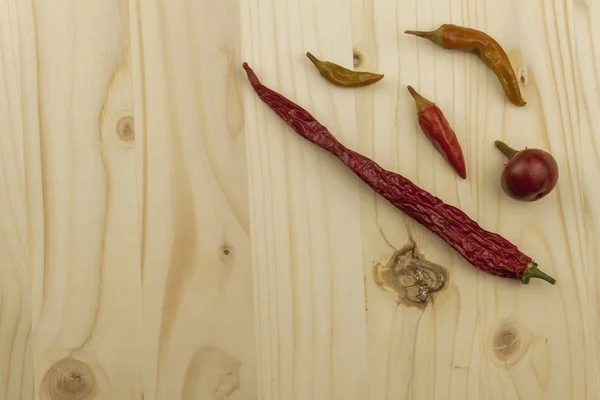 Chilies para placa de abeto. Especiarias quentes, pimenta seca. Comida picante . — Fotografia de Stock