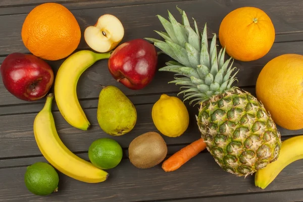 Hälsosamma frukt för kost. Färsk frukt på mörk träskiva. En hälsosam kost med vitaminer. — Stockfoto