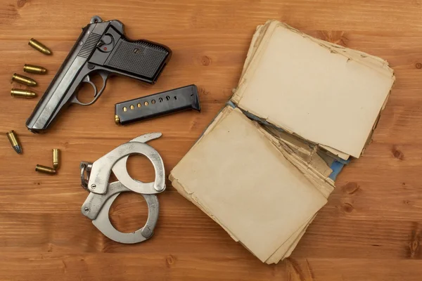 Waffen und Buch Verbrechen und Bestrafung. Platz für Ihren Text. Pistole und ein Buch auf Holzgrund. — Stockfoto