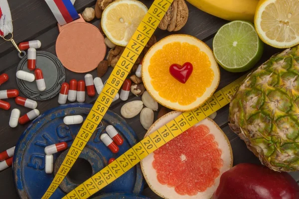 Entrenamiento deportivo y una dieta saludable. Nutrición saludable para los atletas. Logros deportivos. Suplementos para deportistas . — Foto de Stock