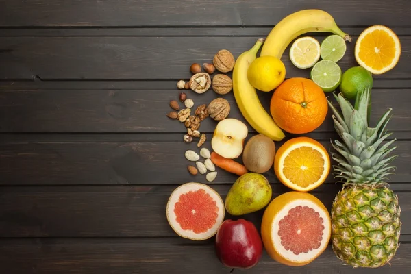 Szeletelt egzotikus gyümölcs sötét fából készült táblán. Felkészülés az egészséges táplálkozás a sportolók. Hely, a szöveg. — Stock Fotó