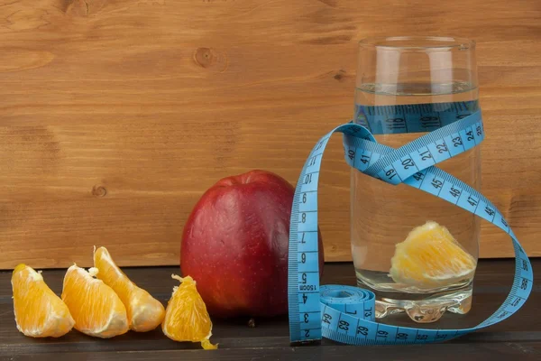 Vasos de agua y fruta. Alimentos para la reducción de peso. Programa de dieta. Dieta controlada. Dieta saludable para los atletas. Comida dietética. Desayuno afrutado . — Foto de Stock