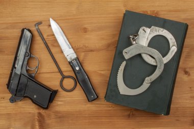 Suç ve ceza. Ekipman suçlular. Kelepçe ile kanunların kitabı. Kanun ve düzen.