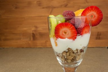 Sağlıklı atıştırma. Kavanoz yulaf ezmesi, yoğurt ve meyve ile. Ahududu ve çilek ile şerbet. Sağlıklı gıda kavramı. Aktif insanlar için yemek.