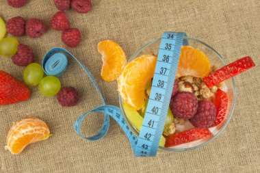 Sağlıklı atıştırma. Kavanoz yulaf ezmesi, yoğurt ve meyve ile. Ahududu ve çilek ile şerbet. Sağlıklı gıda kavramı. Aktif insanlar için yemek.