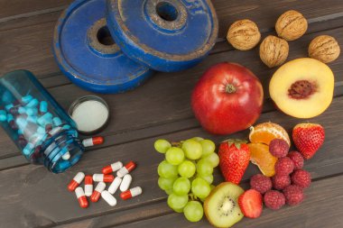 Sağlıklı kilo kaybı. Meyve, vitaminler ve spor. Diyet takviyeleri kavramı.