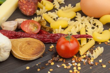 Makarna hazırlamak için malzemeler. Makarna yemekleri pişiriyorum. Geleneksel bir makarna yemeği. Sağlıklı diyet yemekleri.