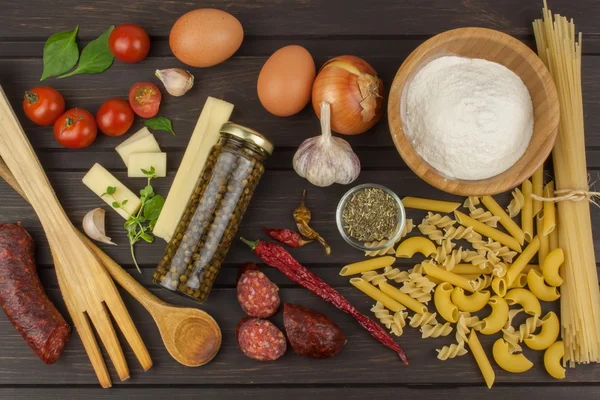 Ingredienser för beredning av pasta. Matlagning pastarätter. En traditionell maträtt av pasta. Hälsosam kost måltider. — Stockfoto