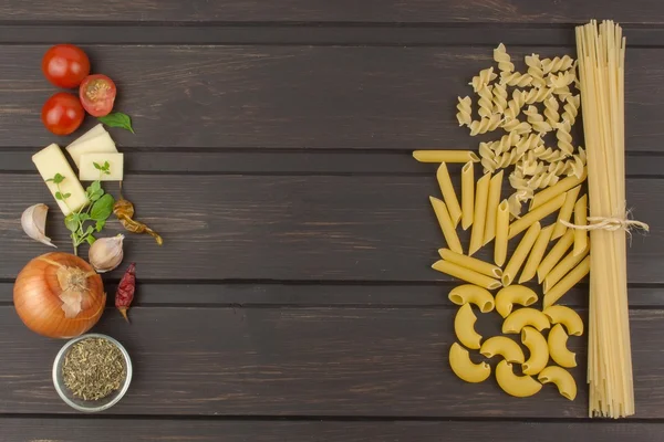 Pasta, preparación de menú a la carta. Decoraciones restaurante italiano. La preparación del plato nacional tradicional. Lugar para el texto . — Foto de Stock