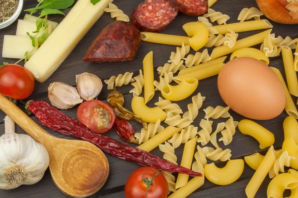 Ingredients for preparing pasta. Cooking pasta dishes. A traditional dish of pasta. Healthy diet meals. — Stock Photo, Image