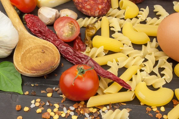 Ingredienser för beredning av pasta. Matlagning pastarätter. En traditionell maträtt av pasta. Hälsosam kost måltider. — Stockfoto