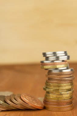 Metal sikke sütunu. Tasarruf kavramı. Paralar birbirinin üzerine yığılmış. Sikke piramidi. Finans ve bankacılık kavramı arka plan için sikke satırları.