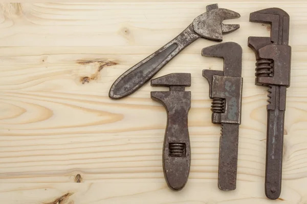 Viejas herramientas mecánicas oxidadas sobre un fondo de madera. Publicidad para nuevas herramientas. Herramientas de venta. Lugar para su texto . —  Fotos de Stock