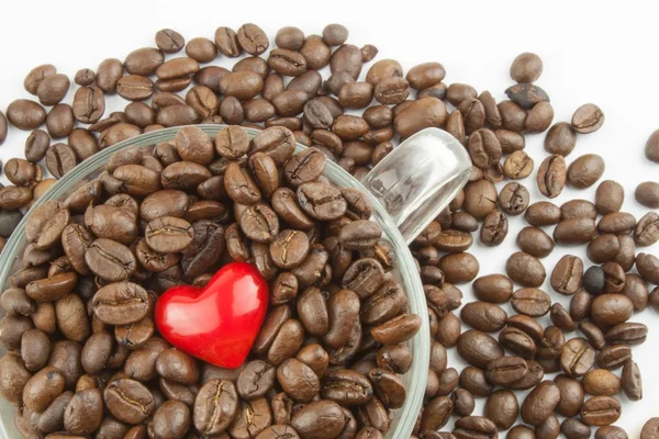 Geröstete Kaffeebohnen in einer Glasschale. Liebe zum Kaffee. wir lieben Kaffee. Verkauf von Kaffeebohnen. — Stockfoto