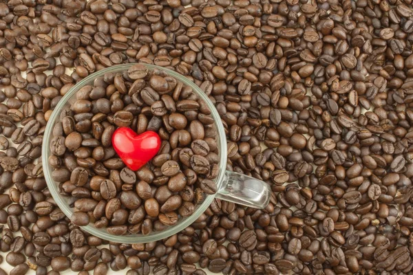 Geröstete Kaffeebohnen in einer Glasschale. Liebe zum Kaffee. wir lieben Kaffee. Verkauf von Kaffeebohnen. — Stockfoto