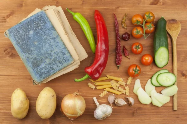 Vecchie ricette di ricettario su un tavolo di legno. Cucini la verdura sana. Preparazione di cibo a casa dieta. Diversi tipi di verdure . — Foto Stock