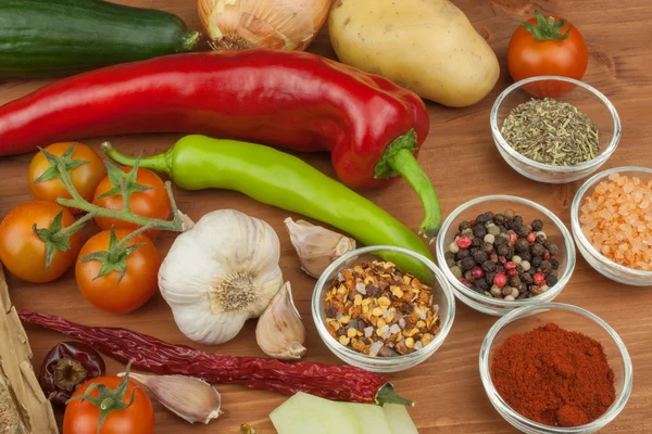 Especias y verduras en mesa de madera. Preparación de platos de verduras. Alimento dietético . — Foto de Stock