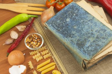 Makarna için yemek tarifleri eski kitap. Tarif defteri. Ev ödevi makarnası. Yemek kitabına göre diyet. Sebze ve makarna.