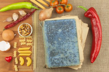 Makarna için yemek tarifleri eski kitap. Tarif defteri. Ev ödevi makarnası. Yemek kitabına göre diyet. Sebze ve makarna.