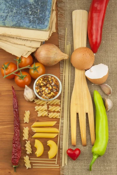 Makarna için yemek tarifleri eski kitap. Tarif defteri. Ev ödevi makarnası. Yemek kitabına göre diyet. Sebze ve makarna.