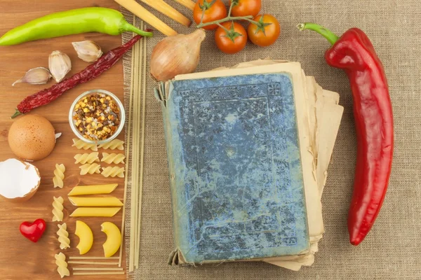 Makarna için yemek tarifleri eski kitap. Tarif defteri. Ev ödevi makarnası. Yemek kitabına göre diyet. Sebze ve makarna.