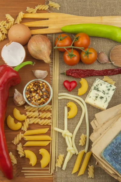 Makarna için yemek tarifleri eski kitap. Tarif defteri. Ev ödevi makarnası. Yemek kitabına göre diyet. Sebze ve makarna.