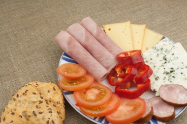 Kahvaltı masada. Ekmekile kahvaltıda jambon, domates ve peynir. Ev yapımı sağlıklı yiyecekler. Kahvaltıda sebze ve jambon.
