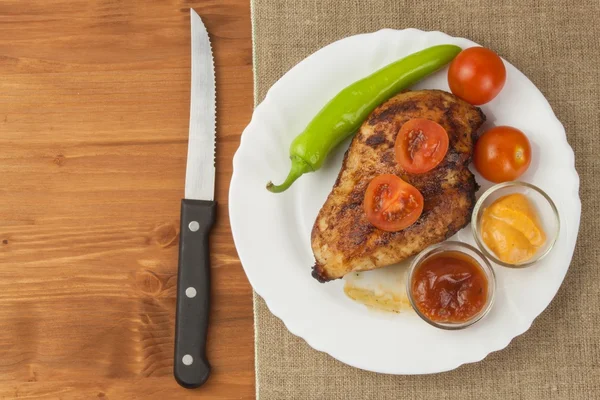 Filete de pollo con verduras. Pechugas de pollo asadas. Carne dietética en la parrilla. Filete frito de pollo . —  Fotos de Stock