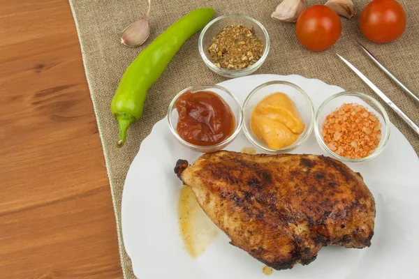 Bistecca di pollo con verdure. Petti di pollo alla griglia. Carne alimentare alla griglia. Bistecca fritta di pollo . — Foto Stock