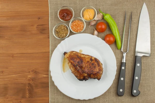 Filete de pollo con verduras. Pechugas de pollo asadas. Carne dietética en la parrilla. Filete frito de pollo . —  Fotos de Stock