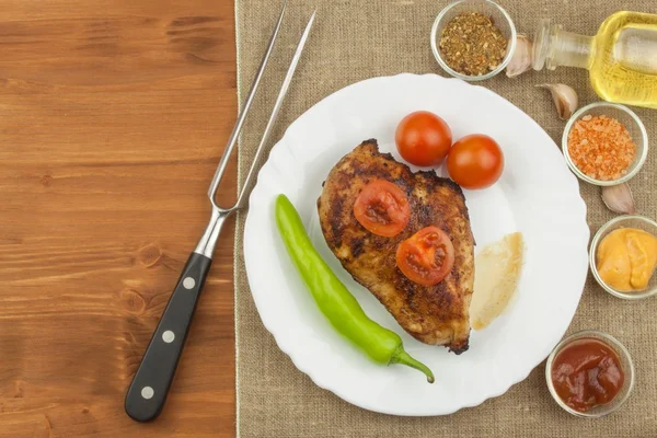 Bistecca di pollo con verdure. Petti di pollo alla griglia. Carne alimentare alla griglia. Bistecca fritta di pollo . — Foto Stock