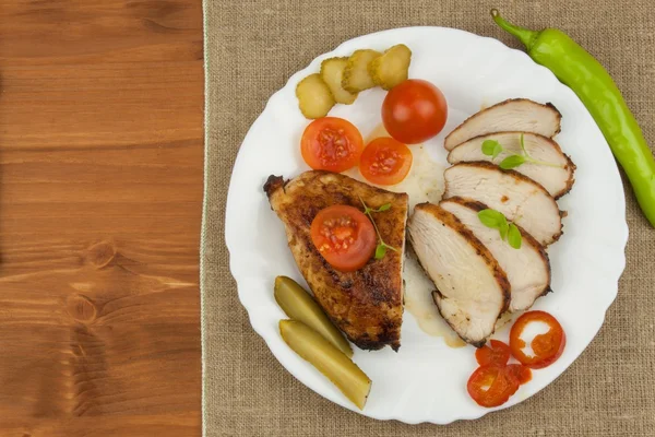 Bistecca di pollo con verdure. Petti di pollo alla griglia. Carne alimentare alla griglia. Bistecca fritta di pollo . — Foto Stock