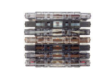 Beyaz üzerine izole edilmiş eski ses kaseti. Tozlu hasarlı ses kaseti, manyetik bant üzerinde tarihsel ses kaydı. Metniniz için yer.