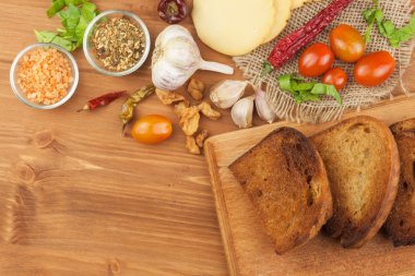 Sarımsak ve domates ile kızarmış ekmek. Tost yemek için. Yurt içi gıda hazırlama. Misafirler için yemek hazırlamak hızlı.