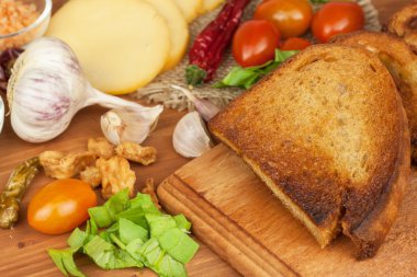 Sarımsak ve domates ile kızarmış ekmek. Tost yemek için. Yurt içi gıda hazırlama. Misafirler için yemek hazırlamak hızlı.