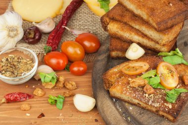Sarımsak ve domates ile kızarmış ekmek. Tost yemek için. Yurt içi gıda hazırlama. Misafirler için yemek hazırlamak hızlı.