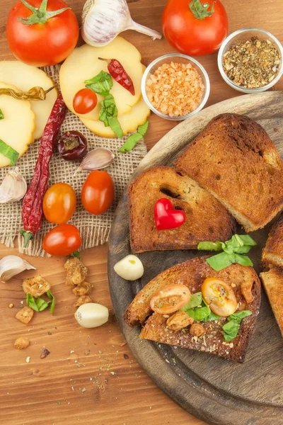 Pane fritto con aglio e pomodori. Brindiamo a mangiare. Preparazione del cibo domestico. Veloce per preparare i pasti per gli ospiti . — Foto Stock
