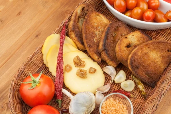 Stekt bröd med vitlök och tomater. Rostat bröd att äta. Inhemska matlagningen. Snabb att tillaga måltider för gäster. — Stockfoto