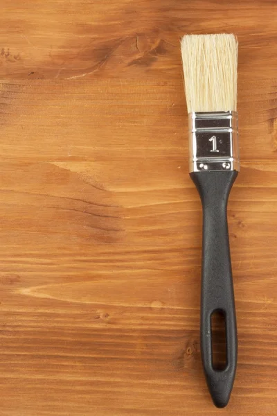 Pensel på trä bakgrund. Försäljning av färger och penslar. Hushållsarbete. Varor för målare. — Stockfoto